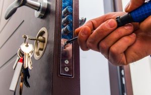 Lee más sobre el artículo ¿Cómo cambiar una cerradura sin llamar a un cerrajero?