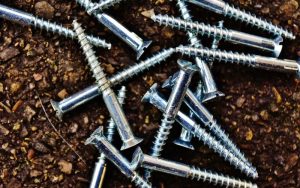 Lee más sobre el artículo Las diferencias entre los tornillos autorroscantes y los tornillos autoperforantes