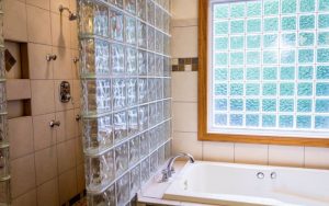 Cómo Colocar Bloques De Vidrio Para Iluminar Espacios Oscuros Sin Perder Privacidad