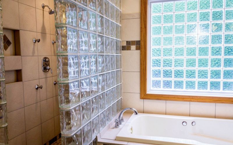 Lee más sobre el artículo ¿Cómo colocar bloques de vidrio para iluminar espacios oscuros sin perder privacidad?