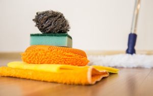 Lee más sobre el artículo Limpieza del hogar: ¿Por qué es más rentable contratar un servicio profesional que limpiar por cuenta propia?