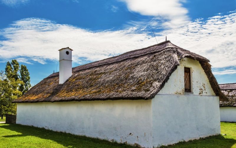 Lee más sobre el artículo Revestimiento interior con mezcla de arcilla y paja – Una alternativa ecológica y económica