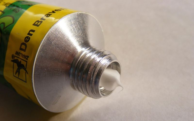 Lee más sobre el artículo ¿Cómo eliminar restos de silicona de forma fácil y sin dañar superficies?