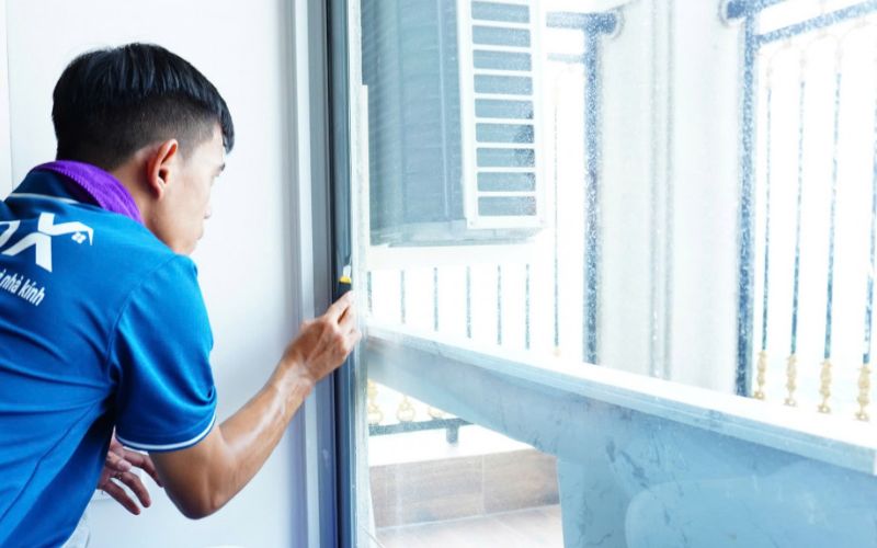 Lee más sobre el artículo ¿Cómo reparar una ventana que no cierra bien en 5 pasos?