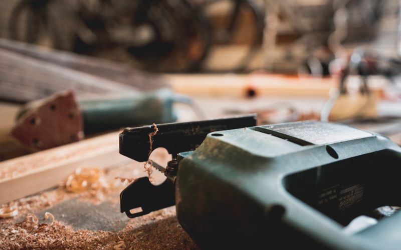 Lee más sobre el artículo ¿Cómo usar correctamente una caladora en proyectos de madera?