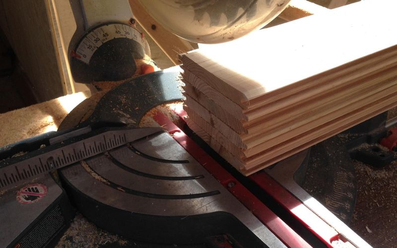 Lee más sobre el artículo ¿Vale la pena invertir en una sierra ingletadora digital?