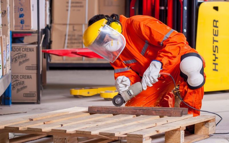 Lee más sobre el artículo ¿Cómo proteger tus oídos al usar maquinaria ruidosa?