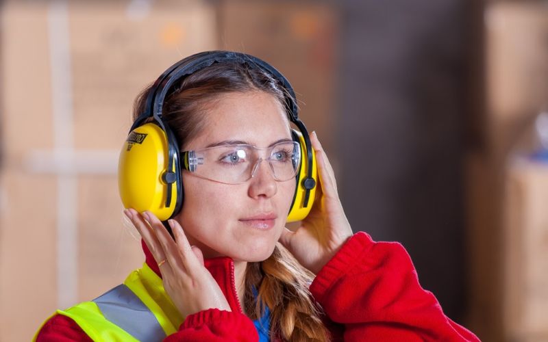 Lee más sobre el artículo La seguridad al cortar metal – Gafas, guantes y otras recomendaciones clave